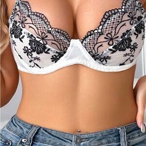 6️⃣3️⃣2️⃣ SHEIN Black Floral Lace Bra - White Base